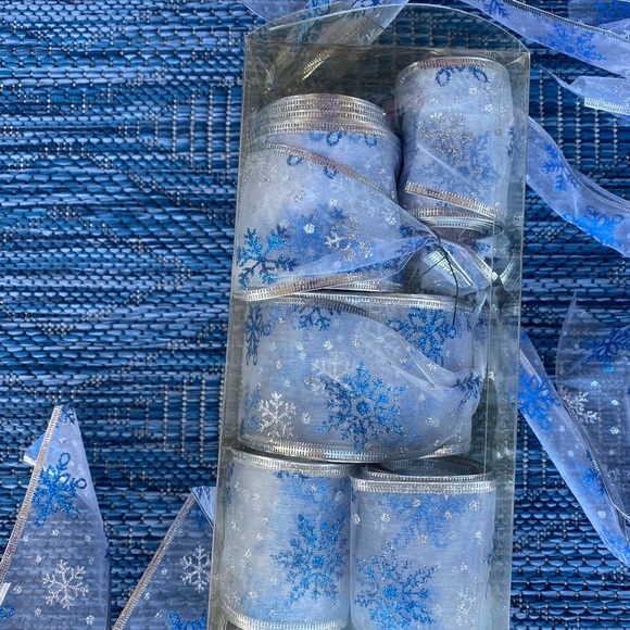 Tree Topper Bow -Snowflakes, blue, white and silver - Picture 4 of 5